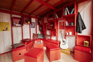 Le rangement caisson est une idée originale et fonctionnelle dans ce salon (photo de Joshua Woodsman)..