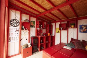 Un poêle intégré et un petit espace réduisent de nombreux coûts (photo de Joshua Woodsman).