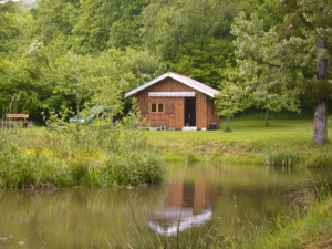Le chalet au bord de l'étang appelle à la détente.