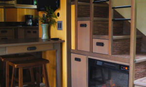 Un espace optimisé et lumineux. Le poêle intégré offre à l'intérieur une ambiance cocooning.