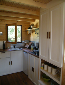Une petite cuisine très fonctionnelle pour cette Tiny house.