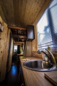 Un agencement de Tiny house personnalisée. Photo > habitations microévolution.