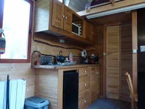 La cuisine équipée de la Tiny house de Bernard.