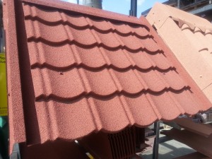 Il existe plusieurs types de matériaux pour la toiture d'une Tiny house, en voici un exemple.