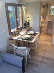 Un intérieur de Tiny house fonctionnel. Les normes sont respectées et l'espace apporte un confort de vie. Crédit photo: Ossatur