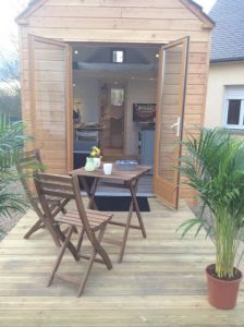 Une Tiny house en vente, tout confort. Un micro espace utile, pratique avec des rangements divers.