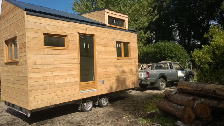 Une mini maison et un châssis roulant.