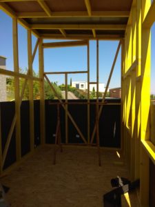 Le pare-pluie commence à entourer l'ossature de la Tiny house.